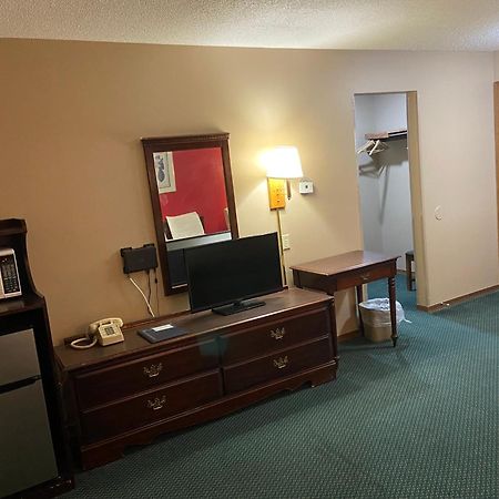 Dyersville Colonial Inn מראה חיצוני תמונה