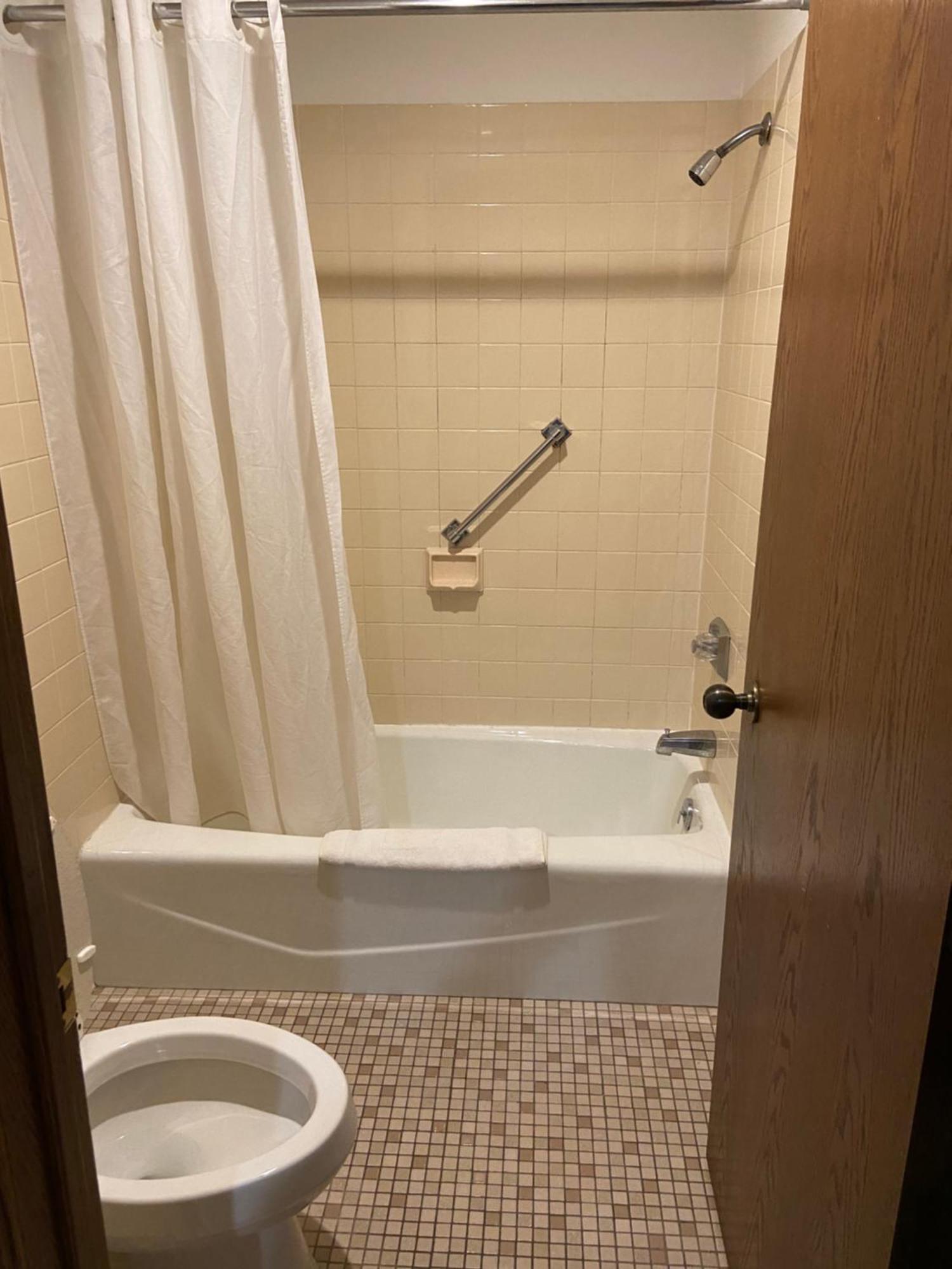 Dyersville Colonial Inn מראה חיצוני תמונה