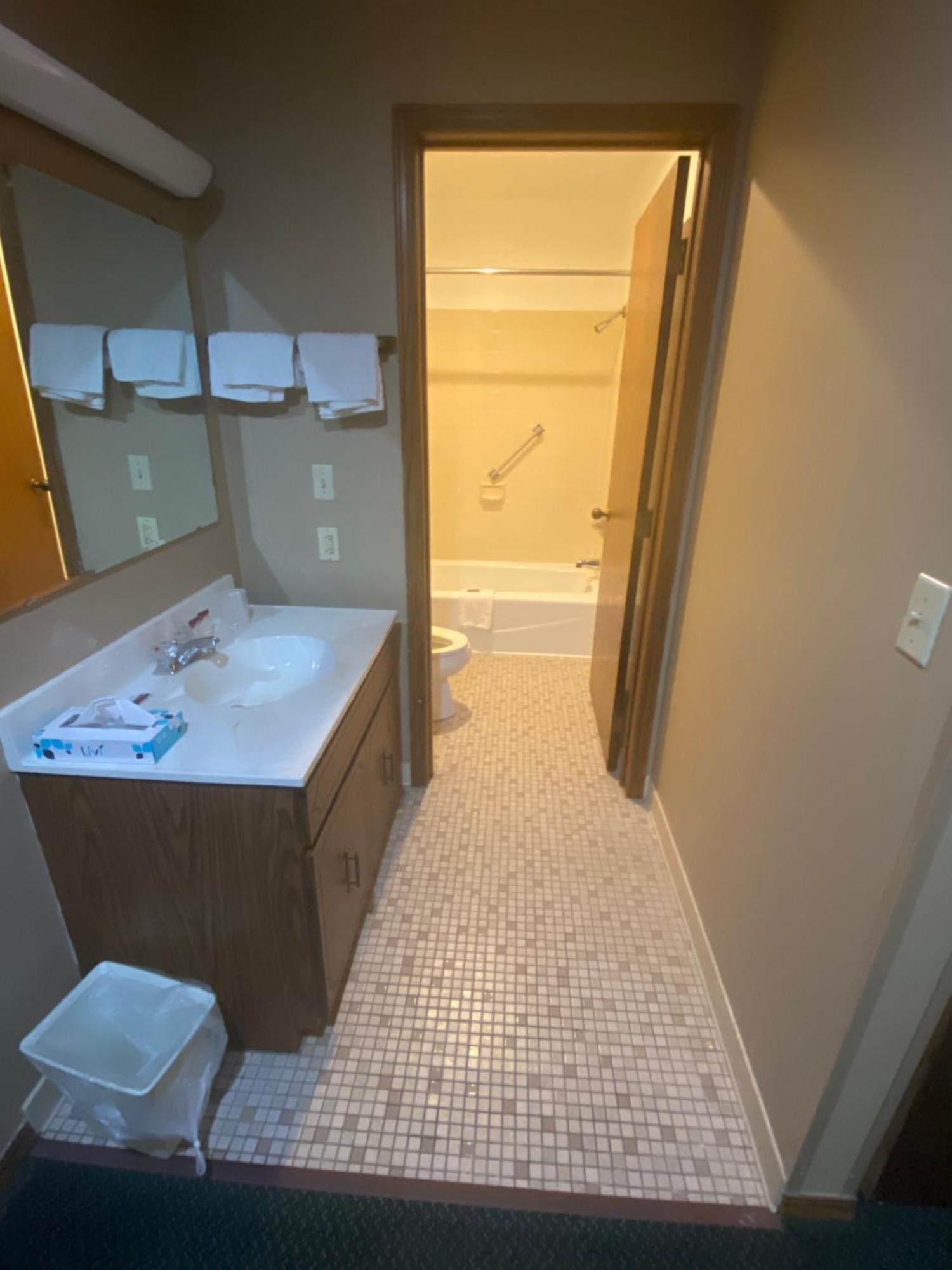 Dyersville Colonial Inn מראה חיצוני תמונה