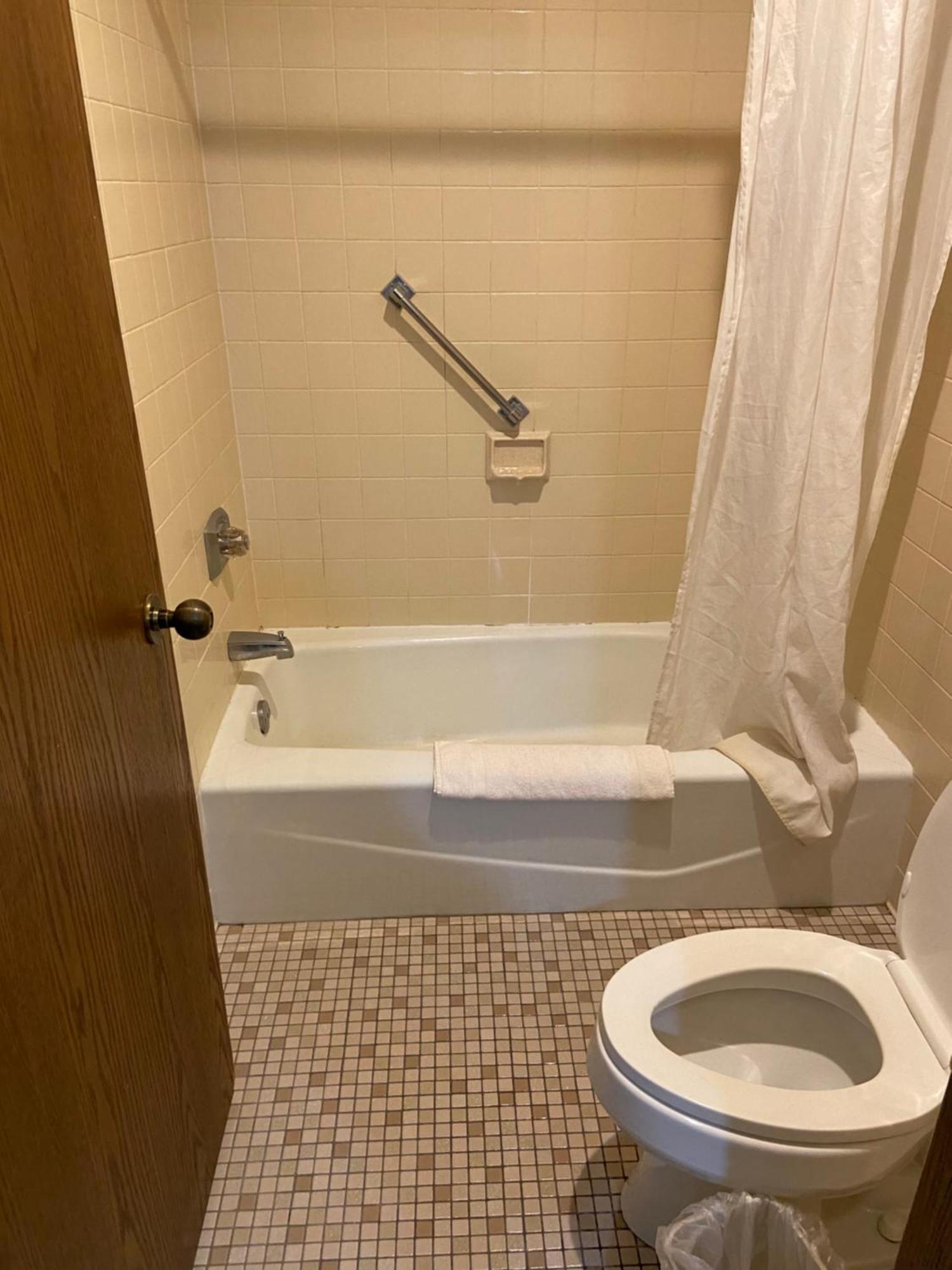 Dyersville Colonial Inn מראה חיצוני תמונה