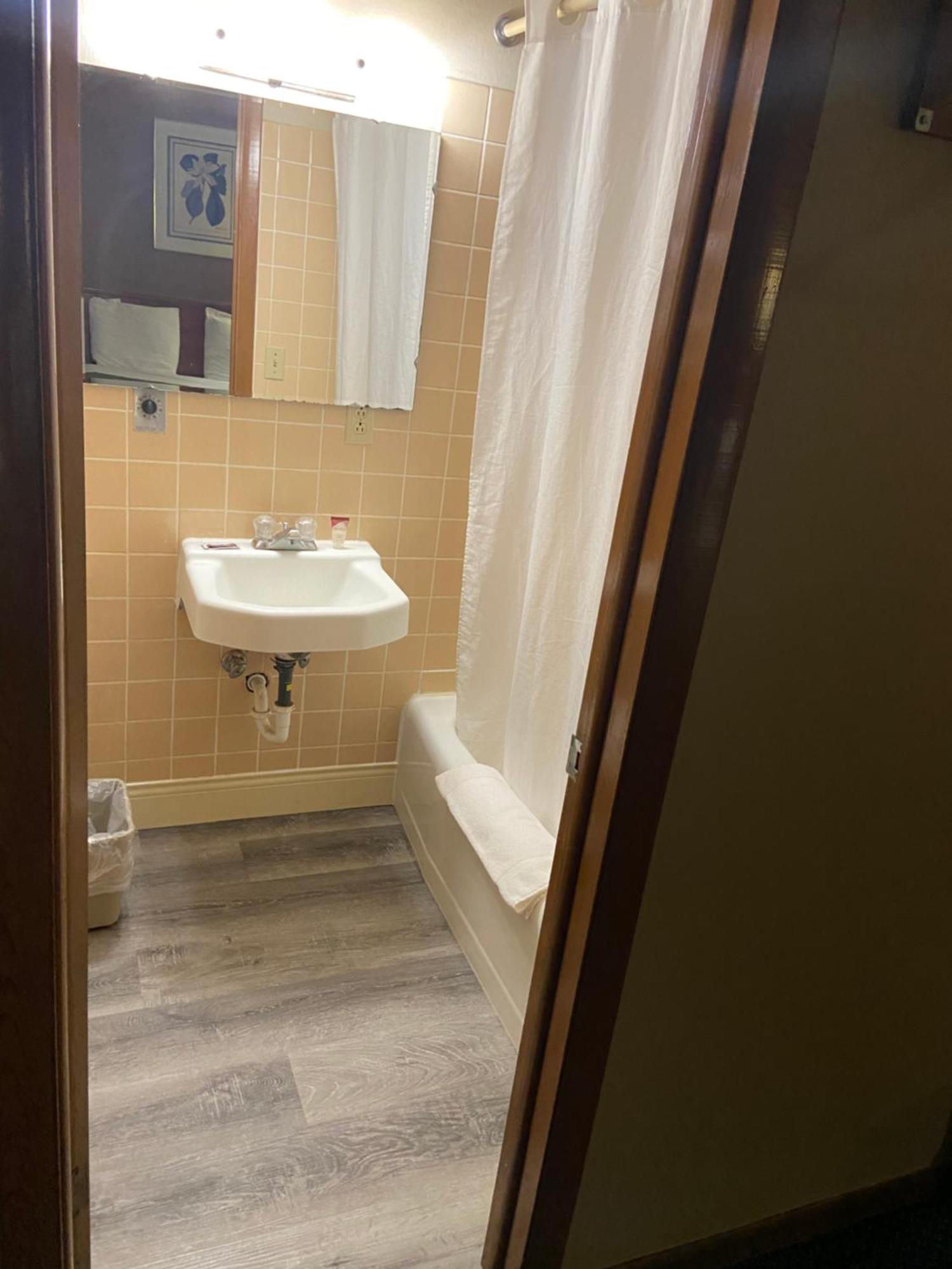 Dyersville Colonial Inn מראה חיצוני תמונה