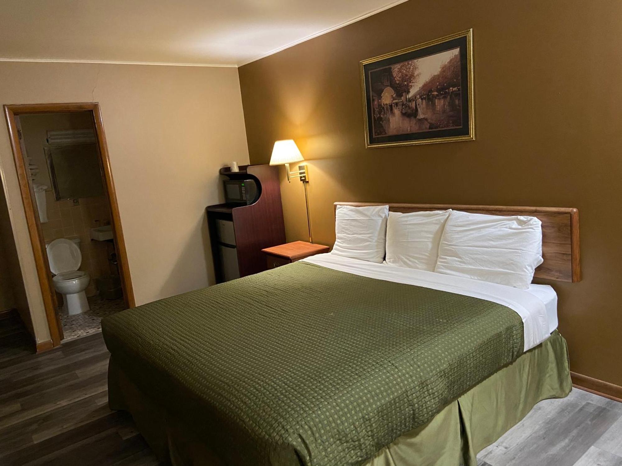 Dyersville Colonial Inn מראה חיצוני תמונה