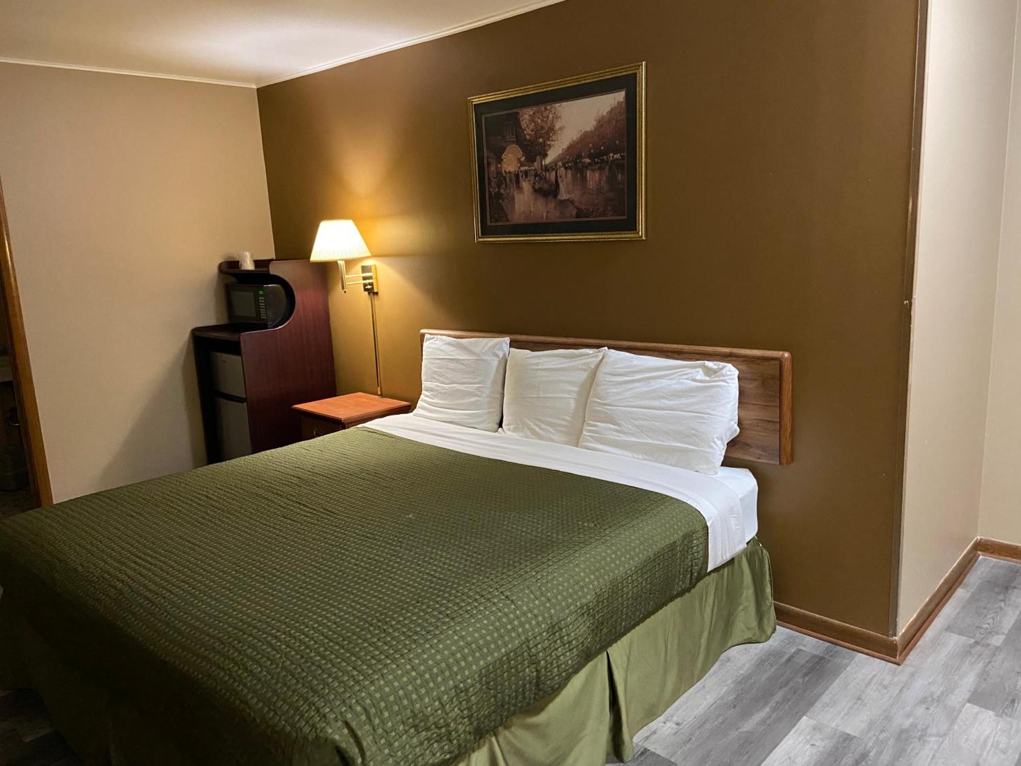 Dyersville Colonial Inn מראה חיצוני תמונה