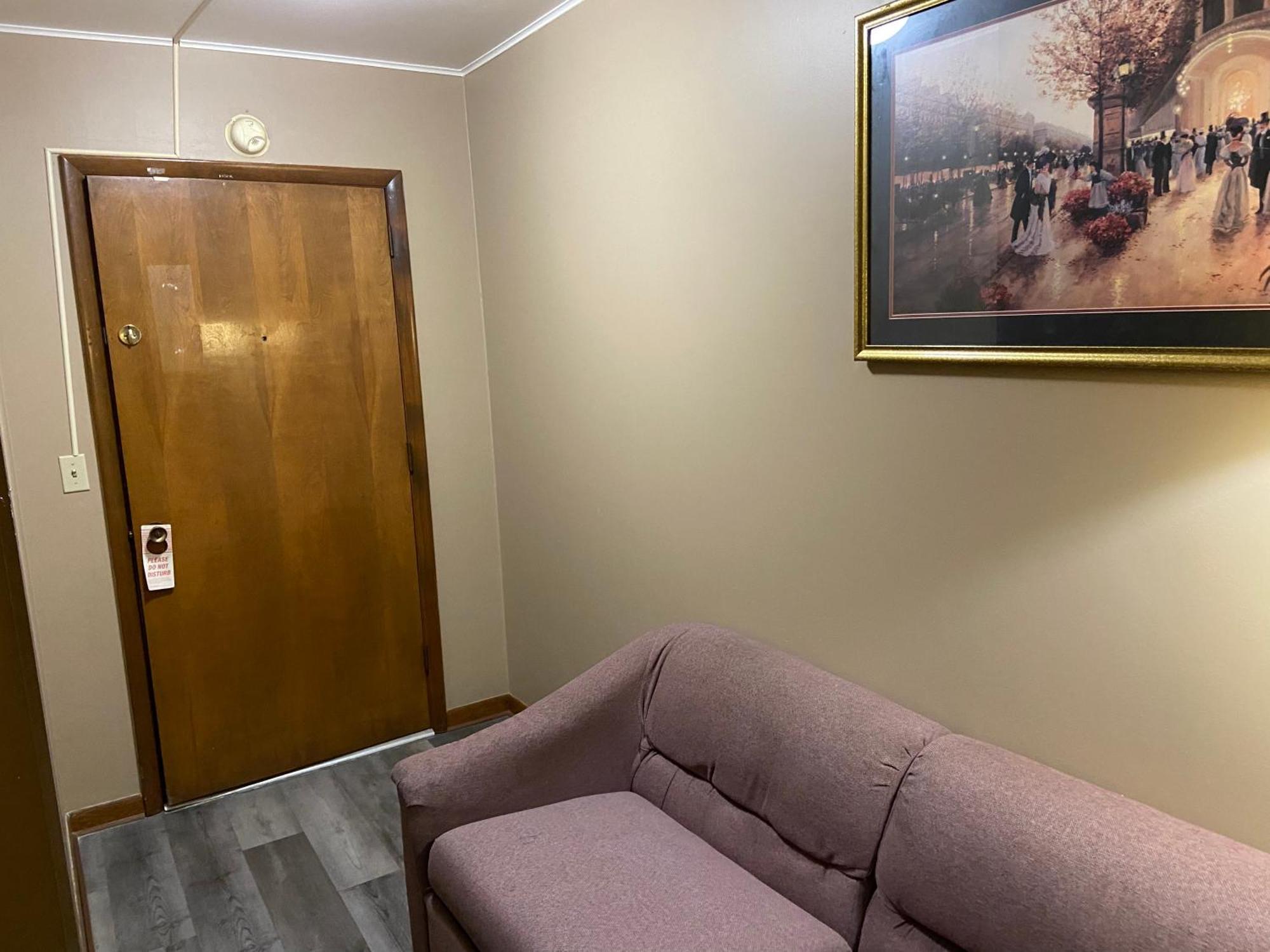 Dyersville Colonial Inn מראה חיצוני תמונה