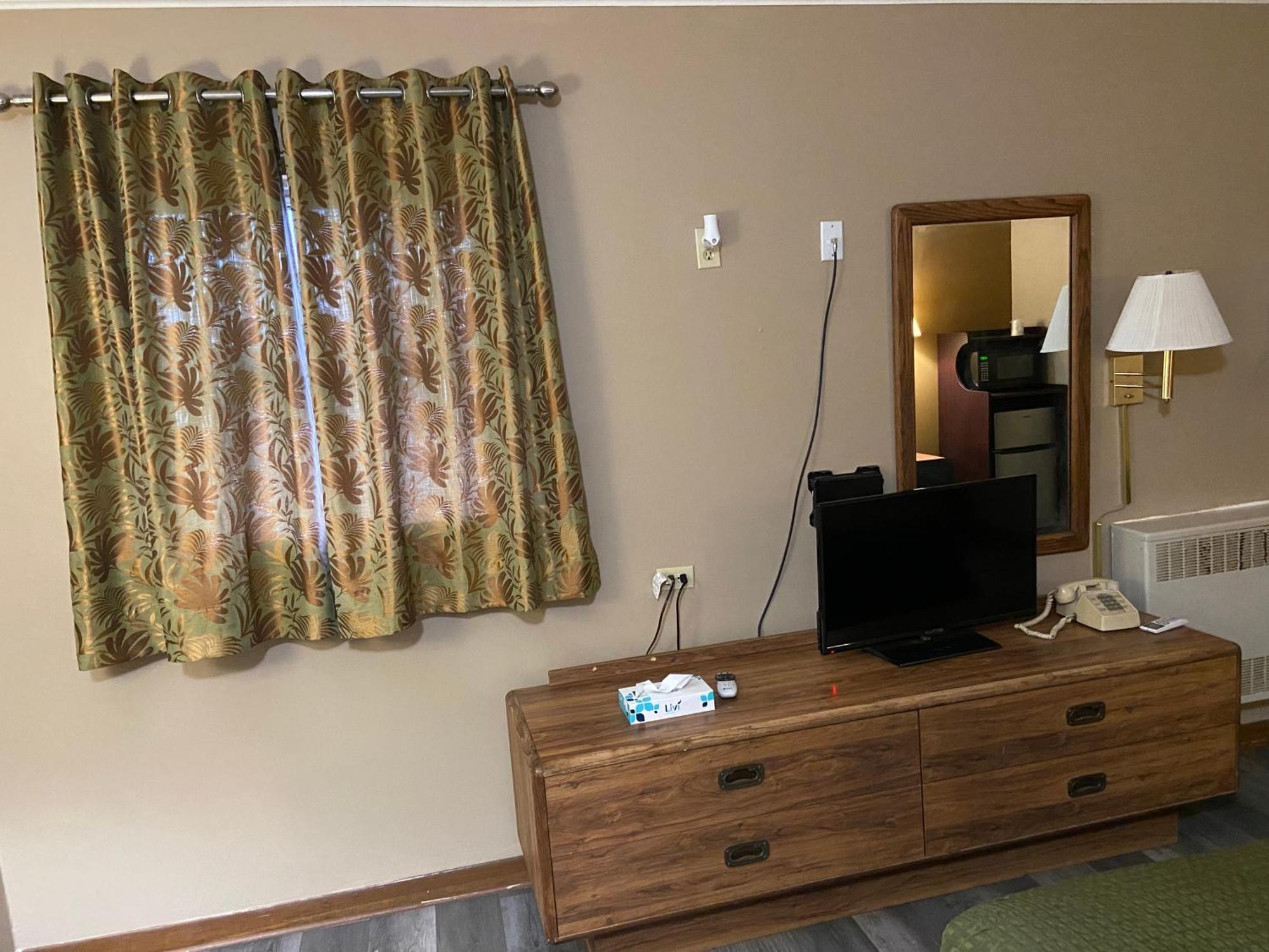Dyersville Colonial Inn מראה חיצוני תמונה