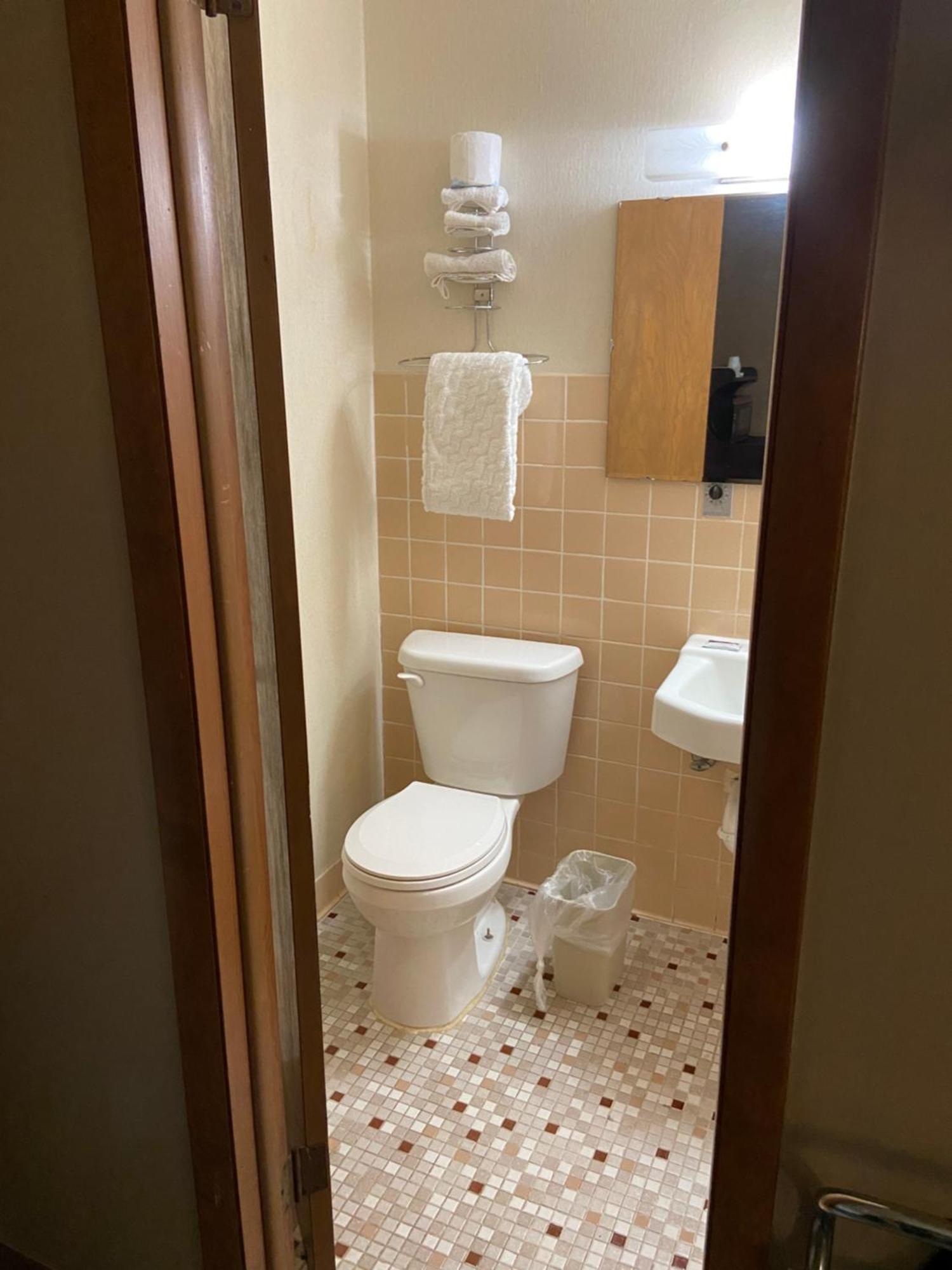 Dyersville Colonial Inn מראה חיצוני תמונה
