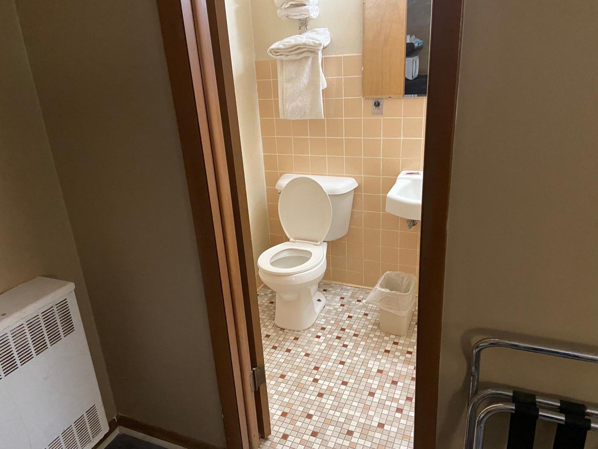 Dyersville Colonial Inn מראה חיצוני תמונה
