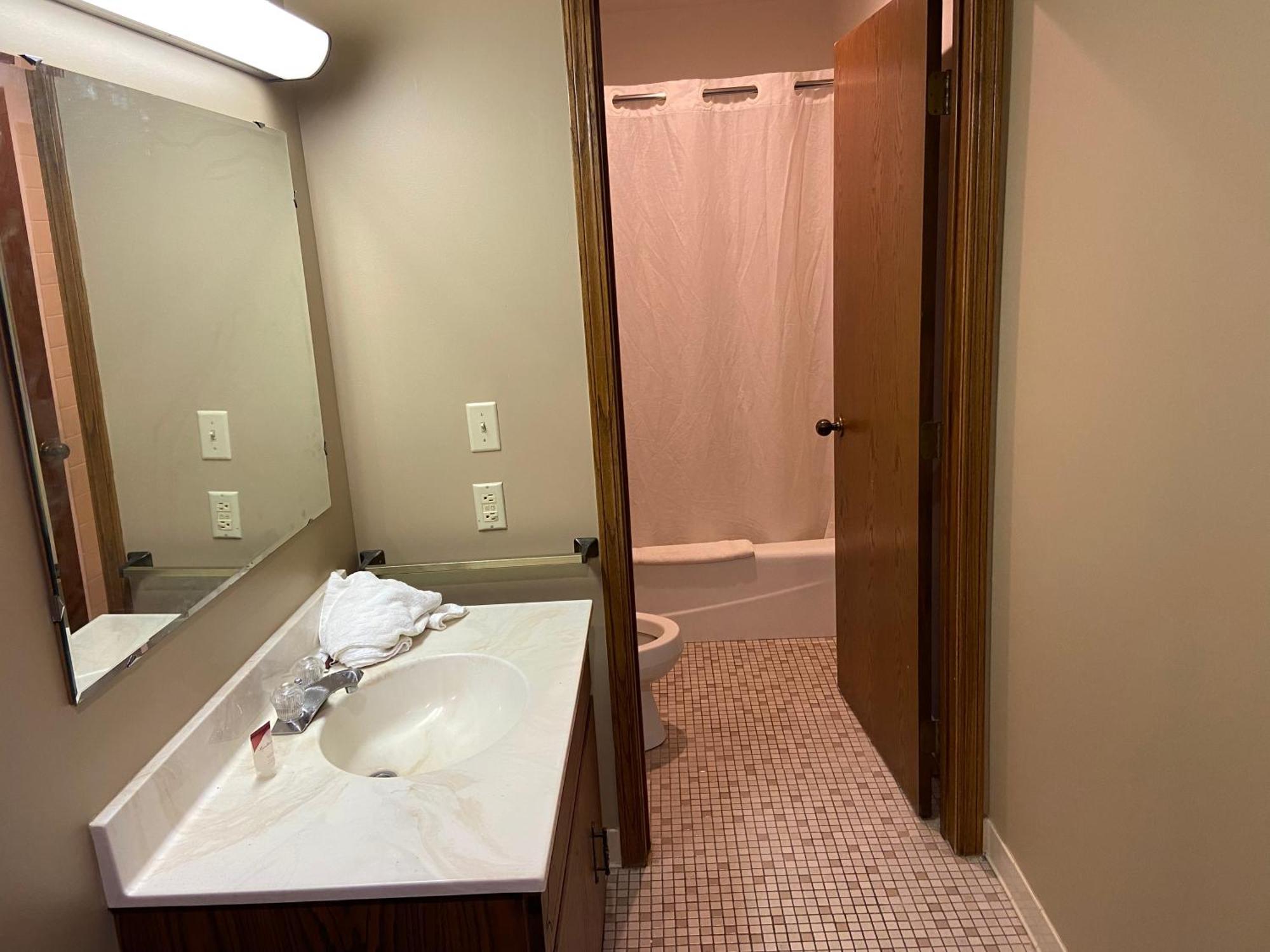 Dyersville Colonial Inn מראה חיצוני תמונה