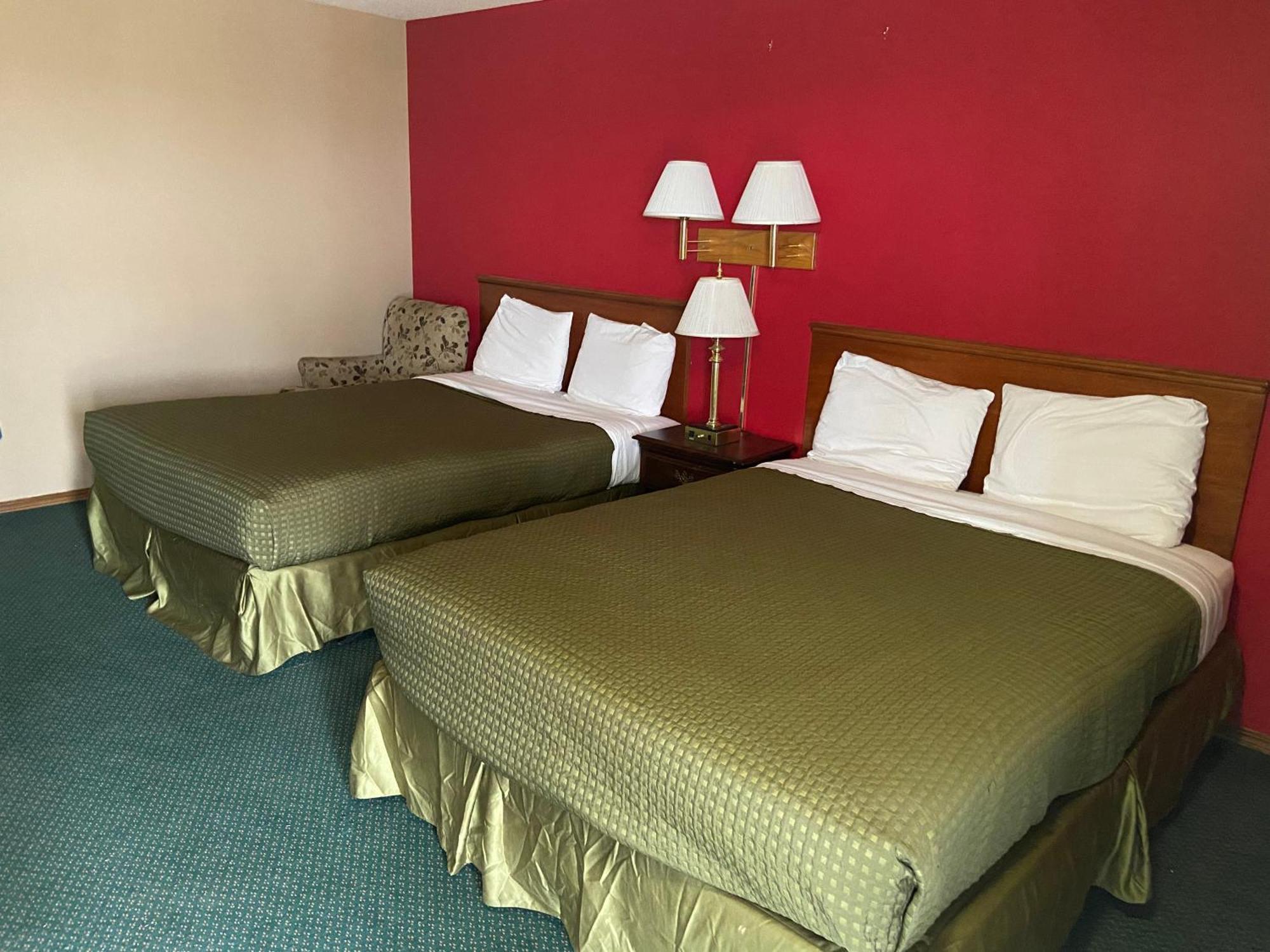 Dyersville Colonial Inn מראה חיצוני תמונה