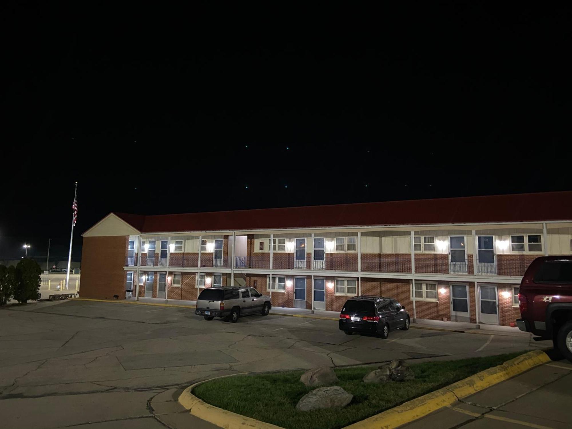 Dyersville Colonial Inn מראה חיצוני תמונה