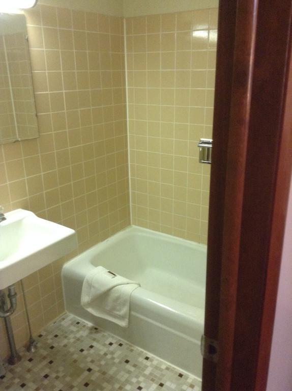 Dyersville Colonial Inn מראה חיצוני תמונה