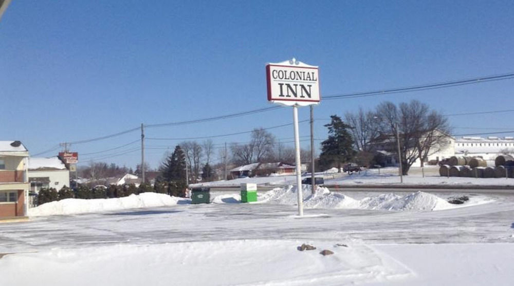 Dyersville Colonial Inn מראה חיצוני תמונה