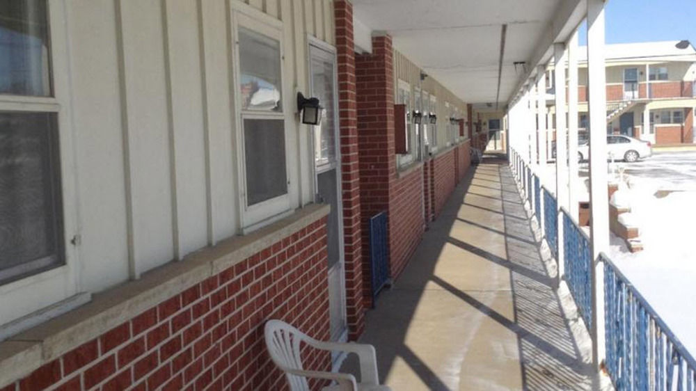 Dyersville Colonial Inn מראה חיצוני תמונה