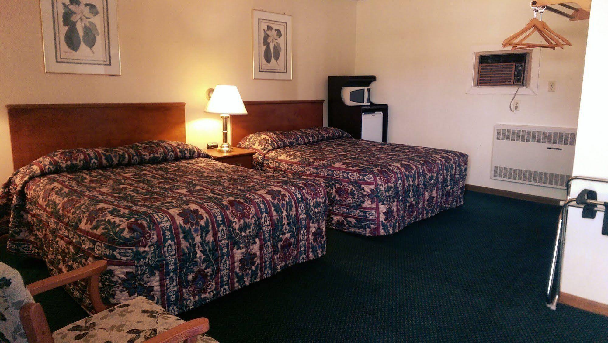 Dyersville Colonial Inn מראה חיצוני תמונה